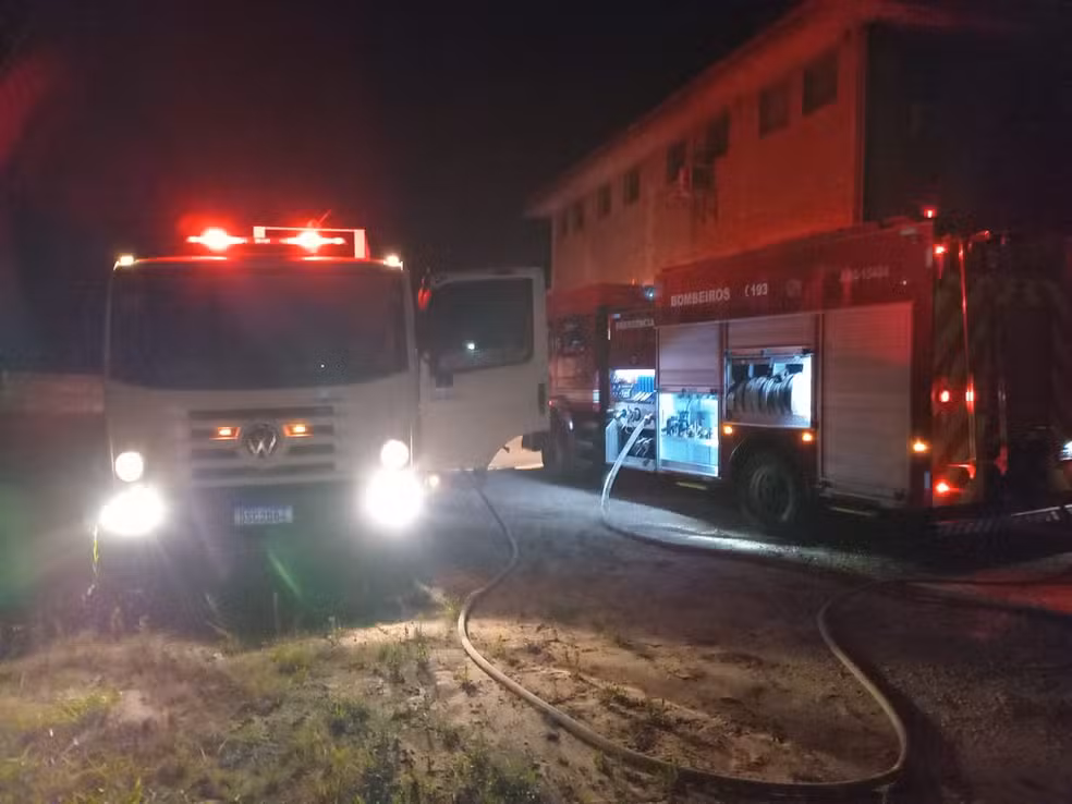 Incêndio de grandes proporções atinge empresa de reciclagem no interior de SP