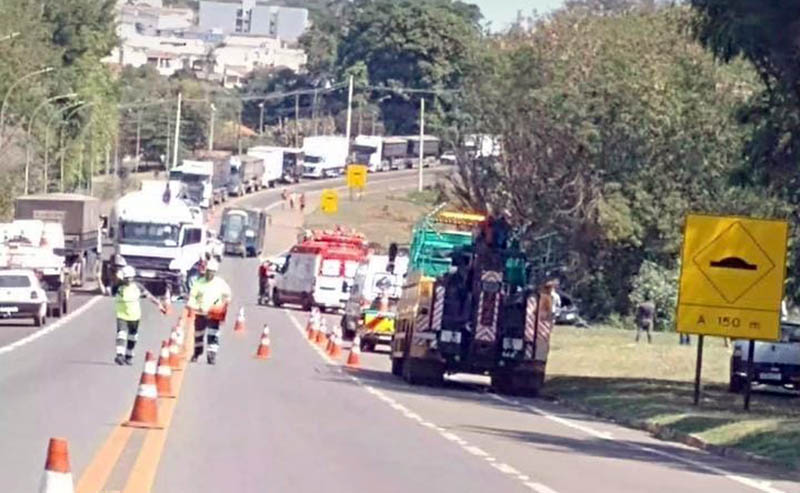 Caminhão betoneira e VW Polo batem de frente na SP-255, perímetro urbano de Itaí
