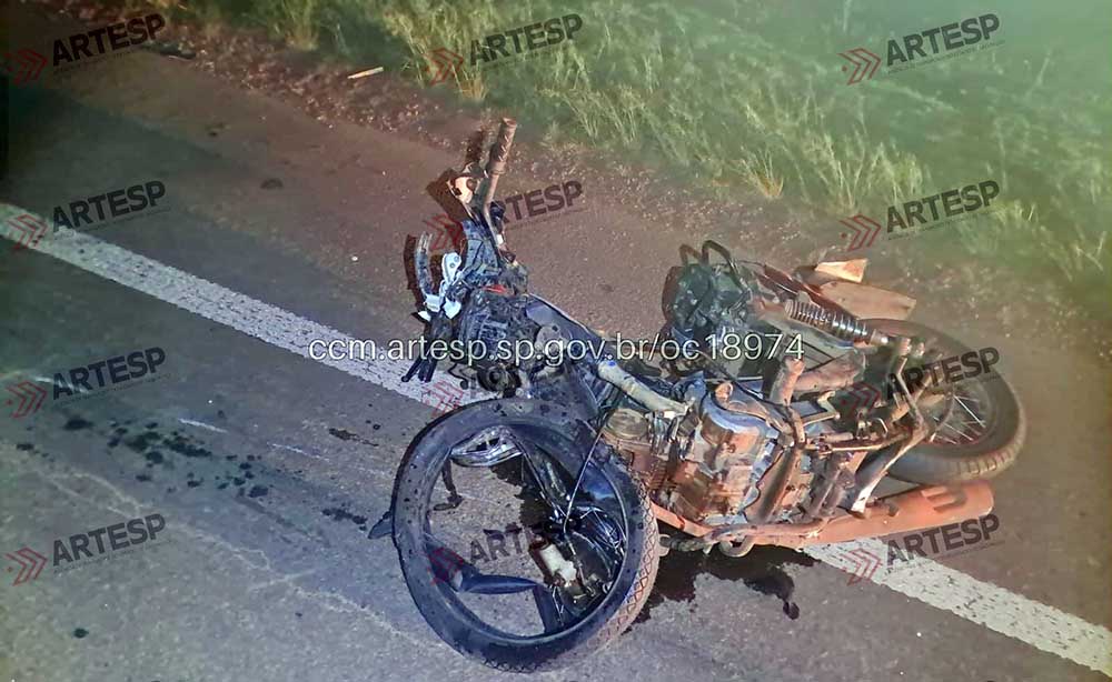 Biz bate de frente com carreta na SP270 matando o motociclista na hora