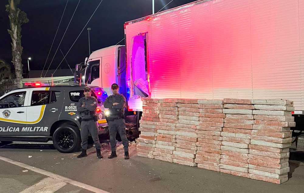 Polícia Rodoviária flagra caminhão com 1,4t de maconha na SP-270, entre Paranapanema e Angatuba