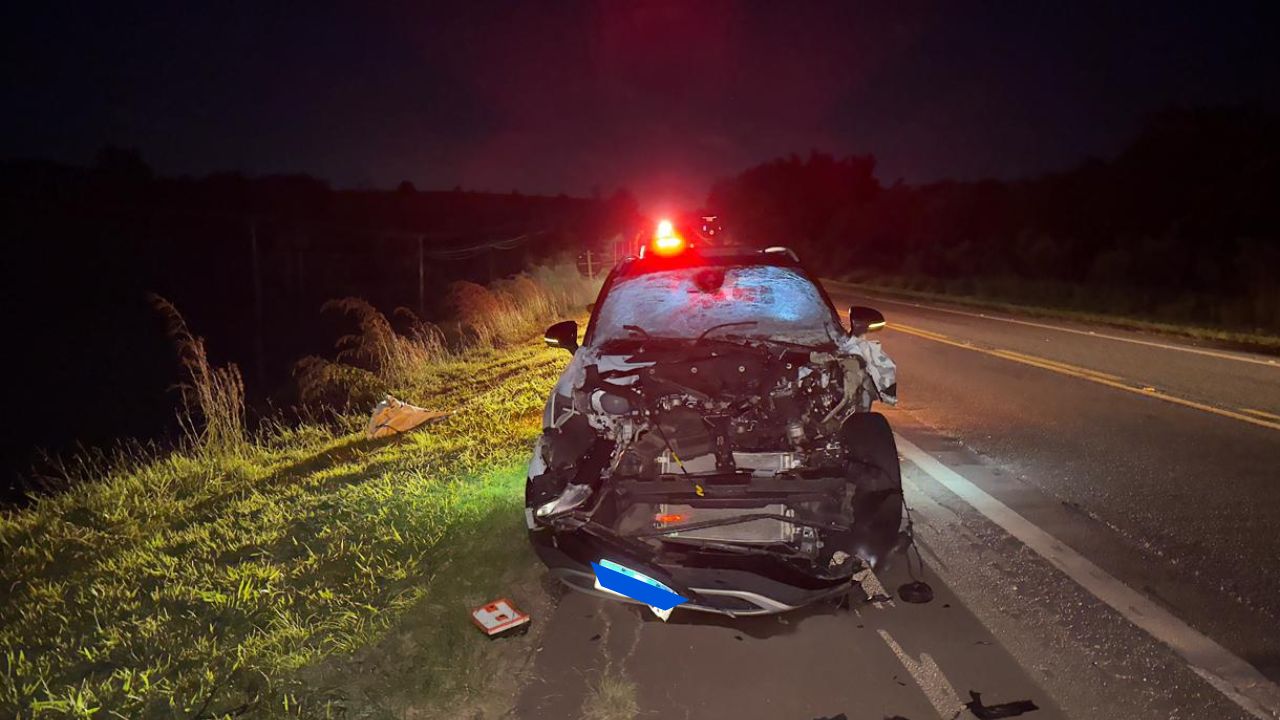 Tracker colide com vaca na SP-255 e acidente deixa passageira ferida em Itaí