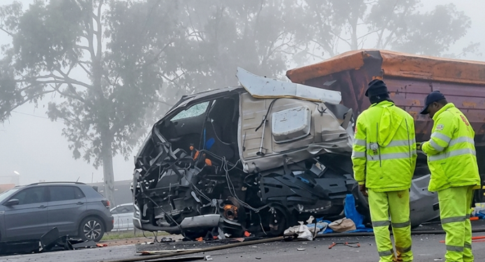 MORRE MOTORISTA QUE FICOU PRESO ÀS FERRAGENS EM COLISÃO ENTRE CAMINHÕES NO TREVO DE ITAÍ